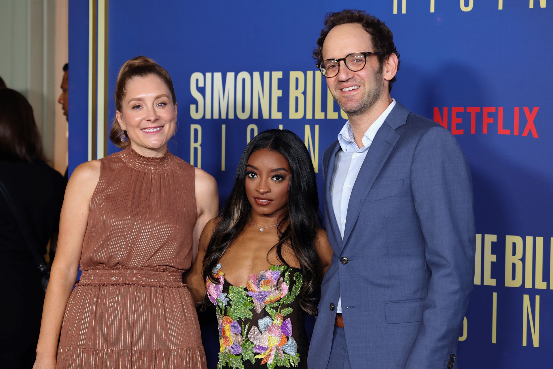 A legkisebb a legnagyobb: középen az az aprócska hölgy Simone Biles, aki a Netflixen róla készült sorozat alkotóival pózol (Fotó: Getty Images)