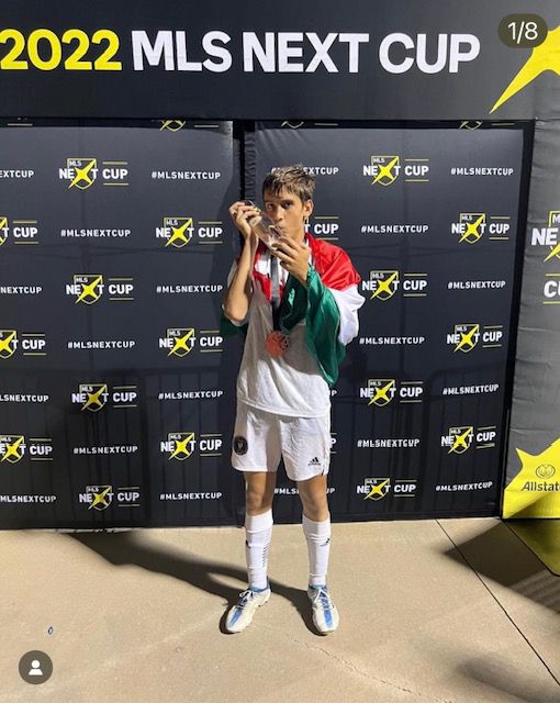 A fiatal focista büszke a magyarságára, nemzeti zászlóval ünnepelt Amerikában