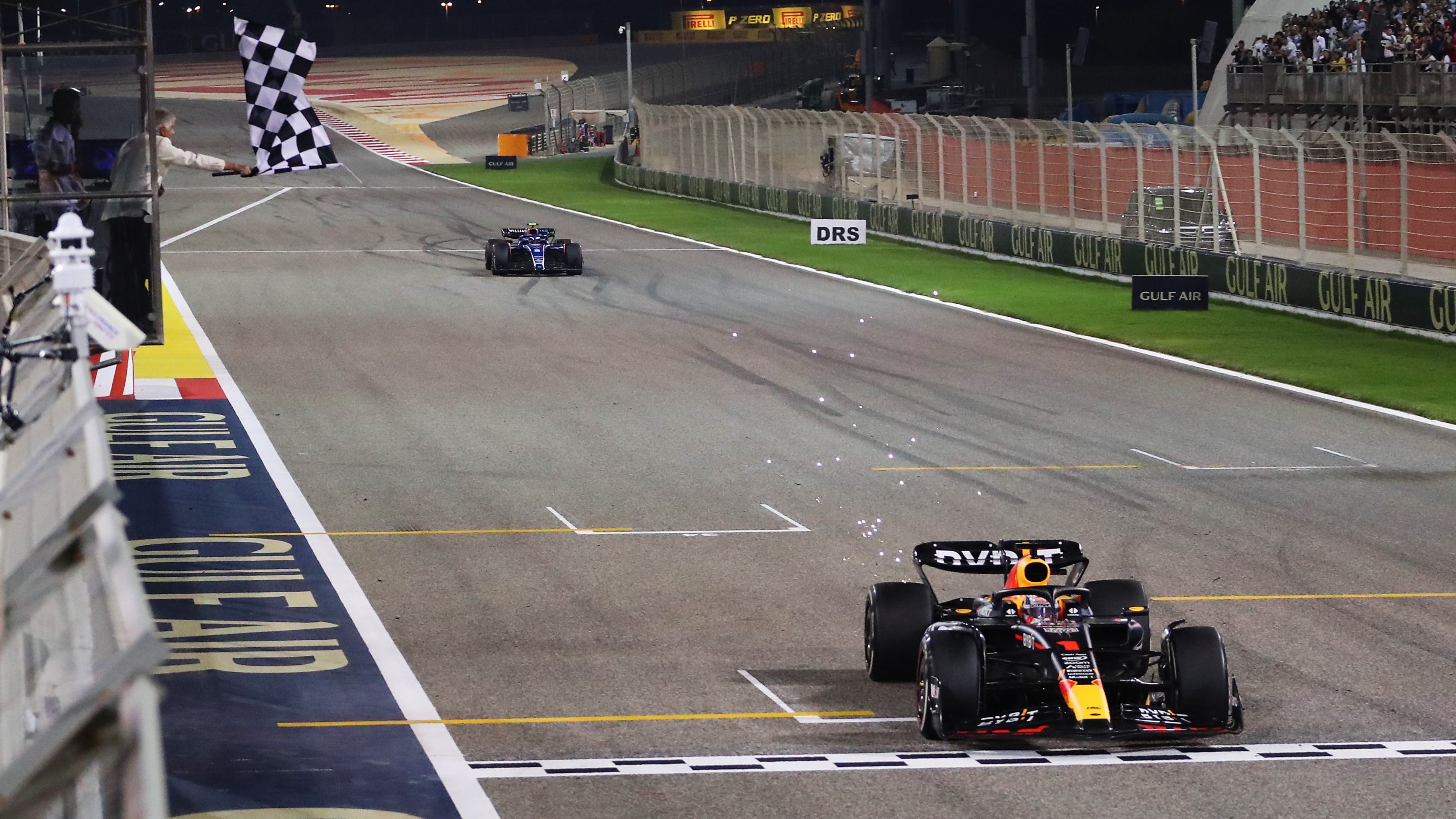 Verstappen nyert Bahreinben, de Alonso elvitte a show-t – videókkal
