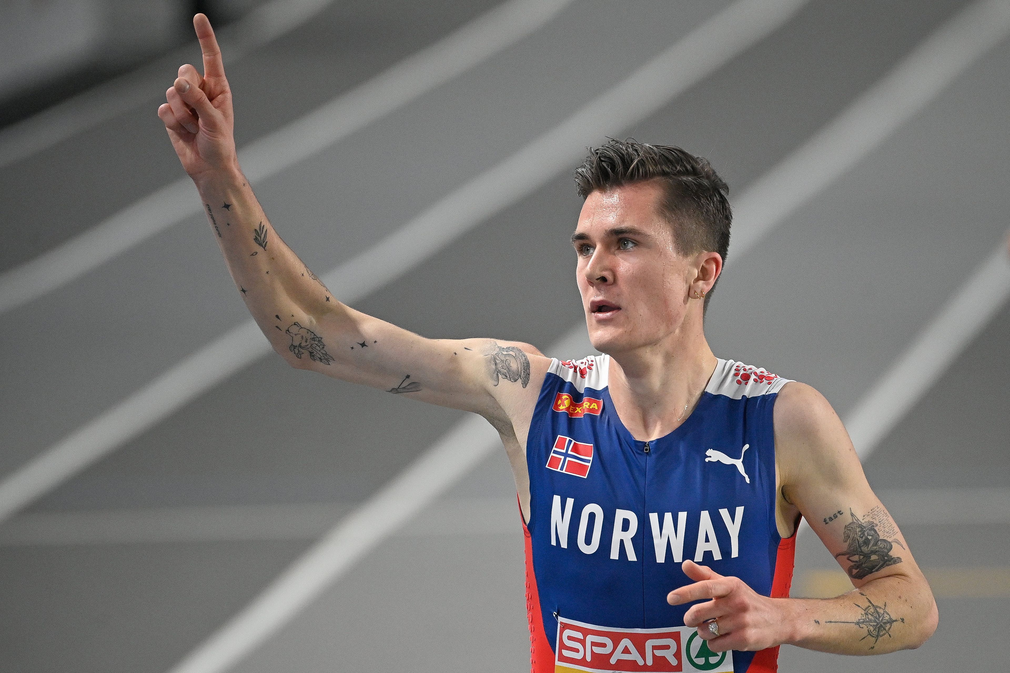 A győztes norvég Jakob Ingebrigtsen a célban a férfi 3000 méteres síkfutás döntőjében az isztambuli fedett pályás atlétikai Európa-bajnokságon az Ataköy Arénában 2023. március 5-én. (Fotó:  MTI/Czeglédi Zsolt)