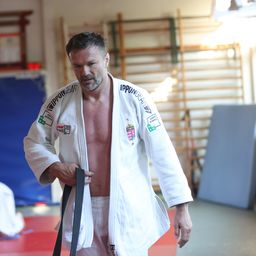 „Nem vagyok hős, csak próbáltam hasznossá tenni magam” – Kovács Antal olimpiai bajnok cselgáncsozó + videóval