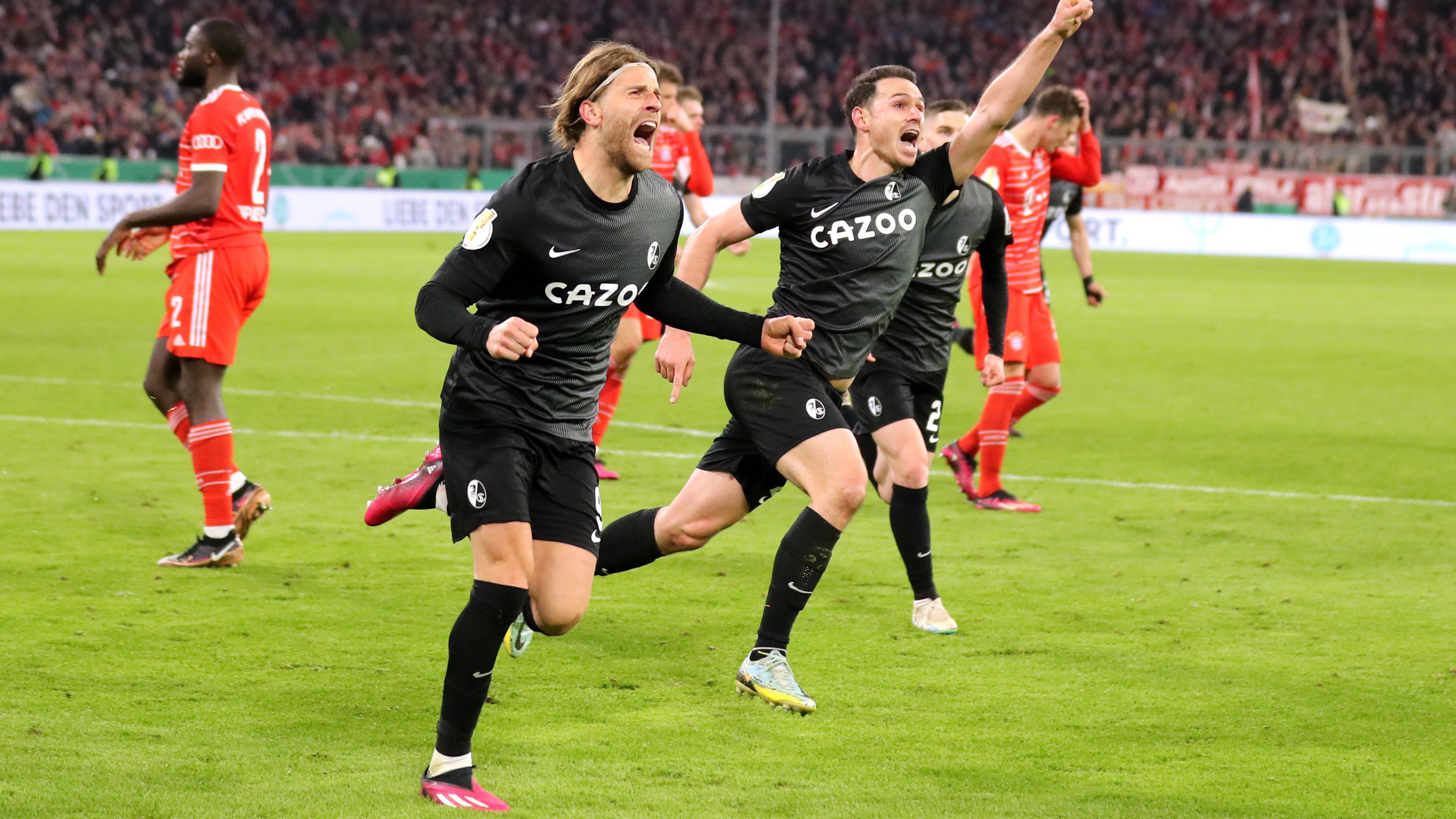 Lucas Höler (a kép előterében) tizenegyesből szerezte meg a Freiburg győztes gólját a hosszabbításban