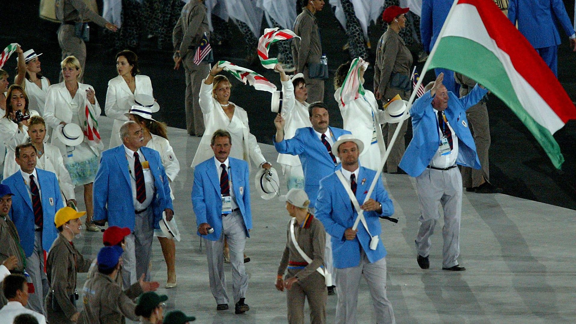 Kovács Antal 2004-ben Athénban, a XXVIII. nyári olimpiai játékok megnyitóünnepségén a magyar küldöttség élén, a nemzeti lobogóval. (Fotó: Illyés Tibor/MTI)