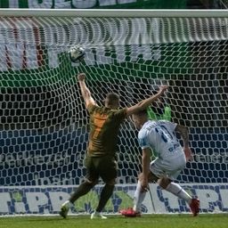 Videó: felszabadítás helyett öngól – ezzel a komikus találattal esett ki a Puskás Akadémia