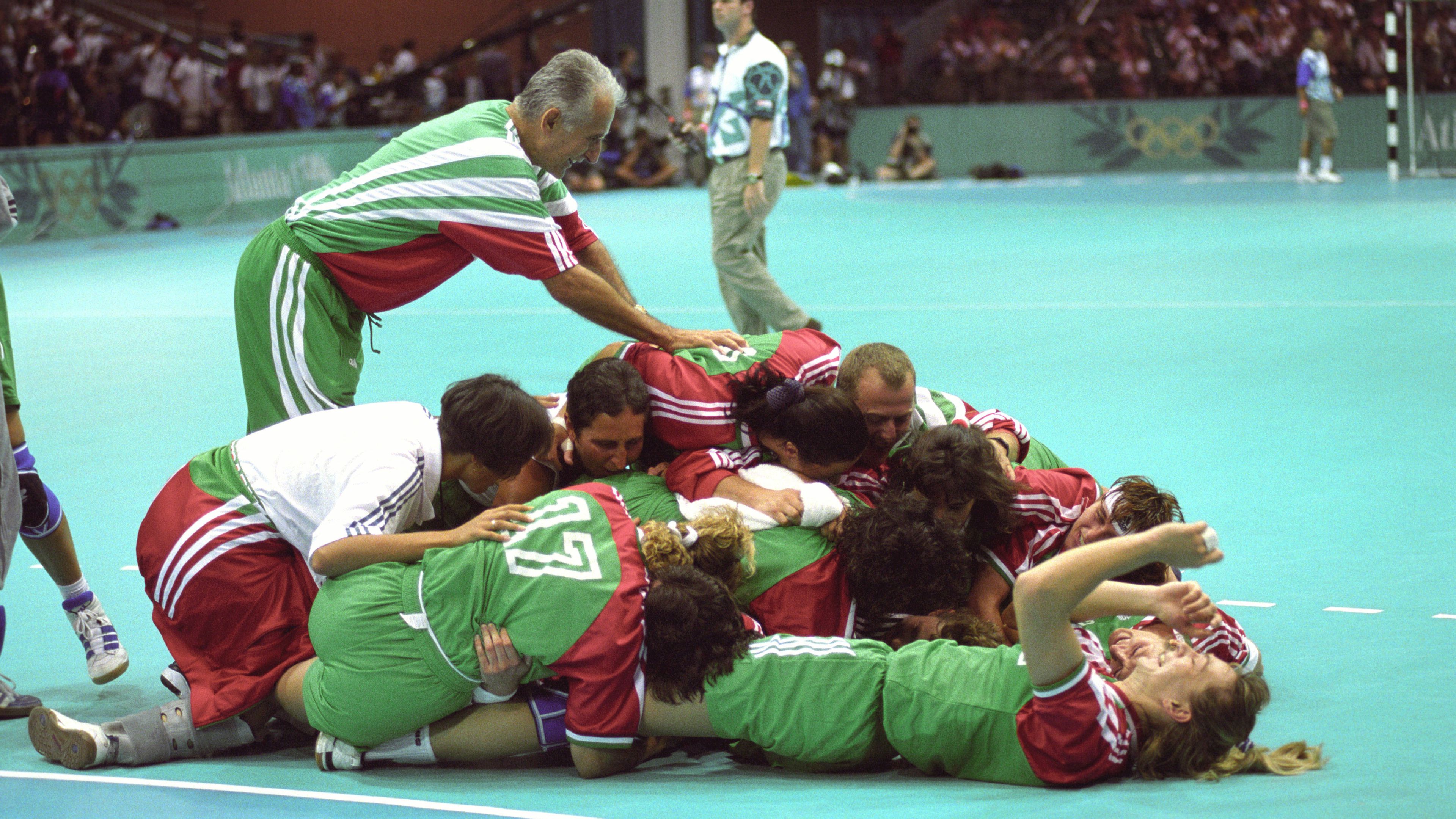 Óriási öröm az 1996-os bronzmeccs lefújása után. A lányok egy kupacban, a kapitány, Laurencz László visszafogottabban örül (Fotó: MTI/Földi László)