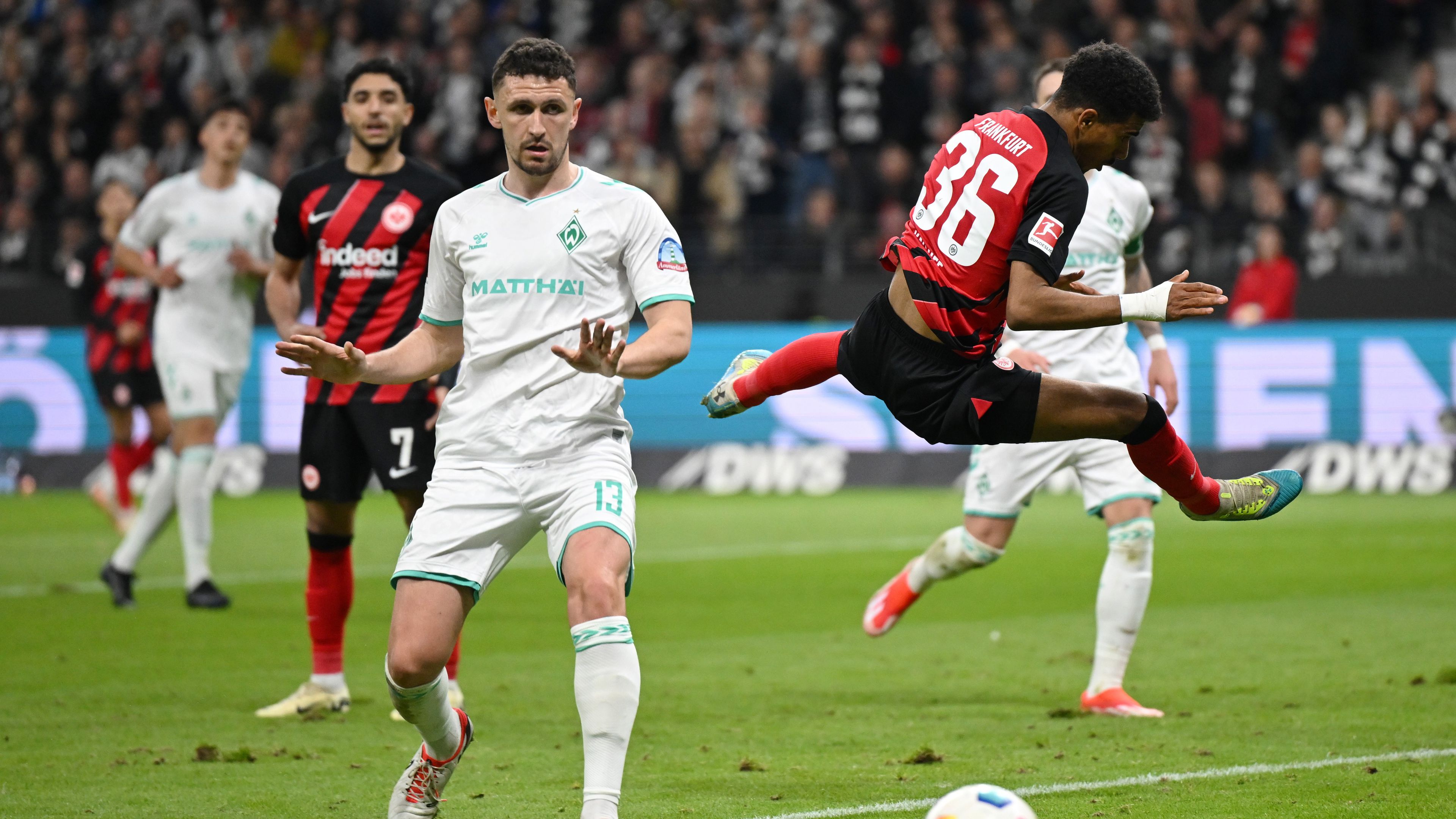 Döntetlen a Bundesligában; újabb Marseille-vereség; kiesési rangadót játszottak a Serie A-ban