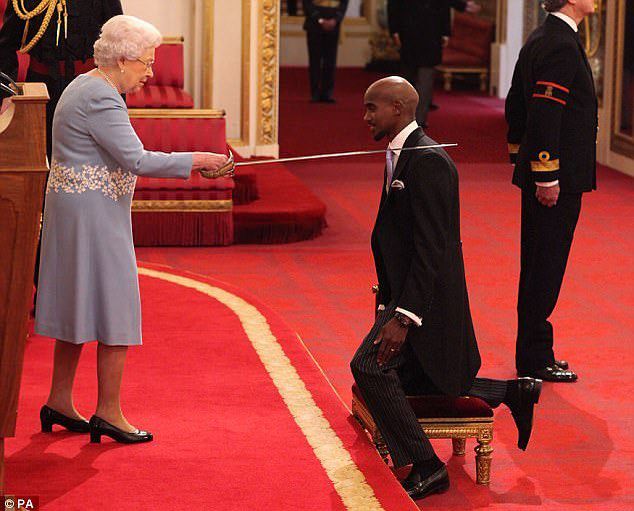 A királynő, a kard és az atléta: „Mostantól szólíttassék Sir Mo Farah-nak!” (Fotó: Instagram)