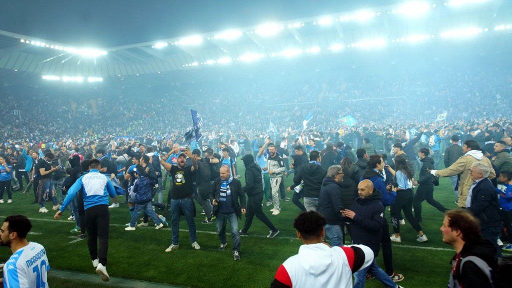 A Napoli-szurkolók a pályán ünnepeltek, mielőtt megérkeztek a hazai huligánok. (Fotó: Getty Images)