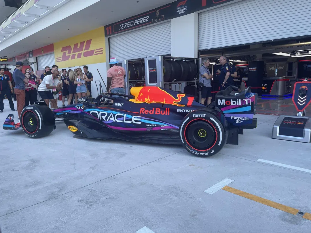 A Red Bull új festéssel készült a versenyre.