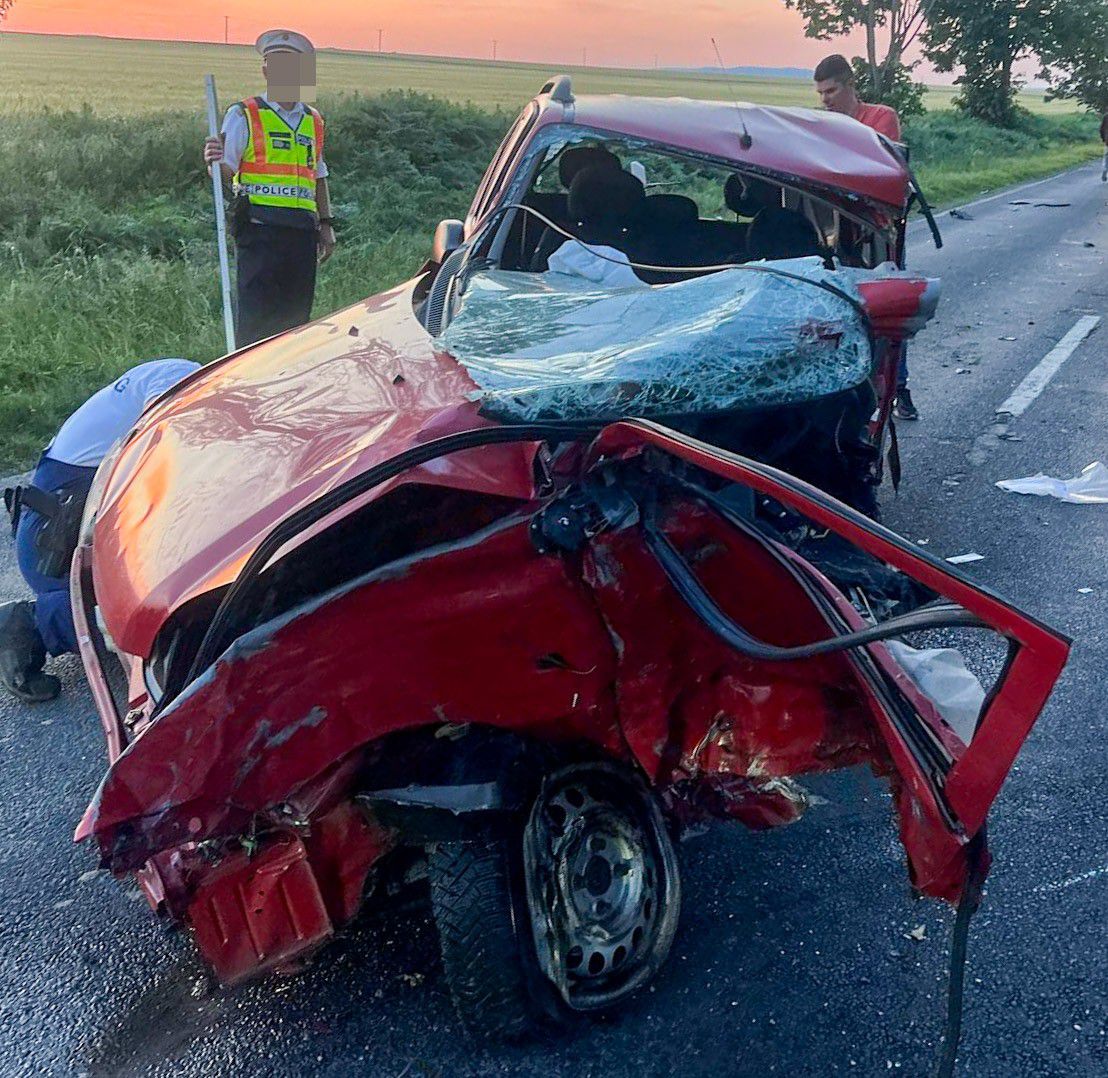 A balesetben érintett másik autó is szörnyen összeroncsolódott Fotó: olvasóriporter