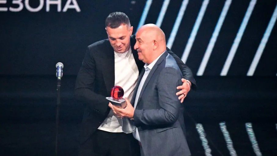 Neves elismerés, hazájában díjazták a Ferencváros vezetőedzőjét