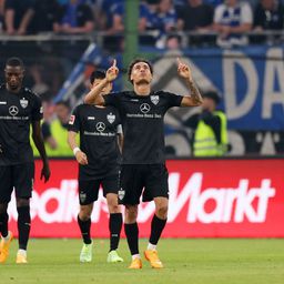 A visszavágón ugyan vezetett a Hamburg, de ezúttal sem tudott nyerni, a Stuttgart marad az első osztályban