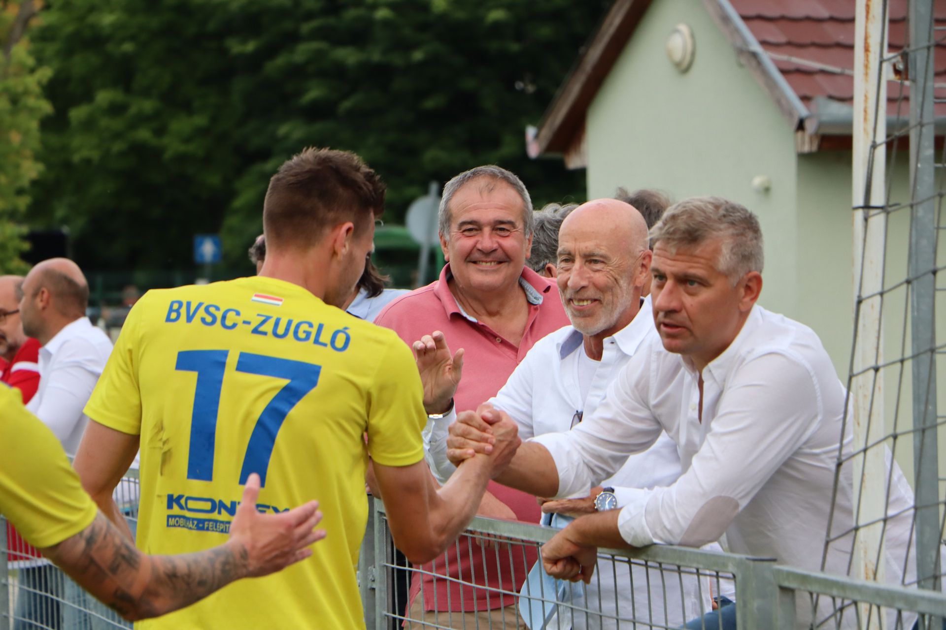 Az országgyűlési képviselő Szatmáry Kristóf (jobbról) és Kisteleki István szakmai igazgató is ünnepelt /Fotó: BVSC-Zugló