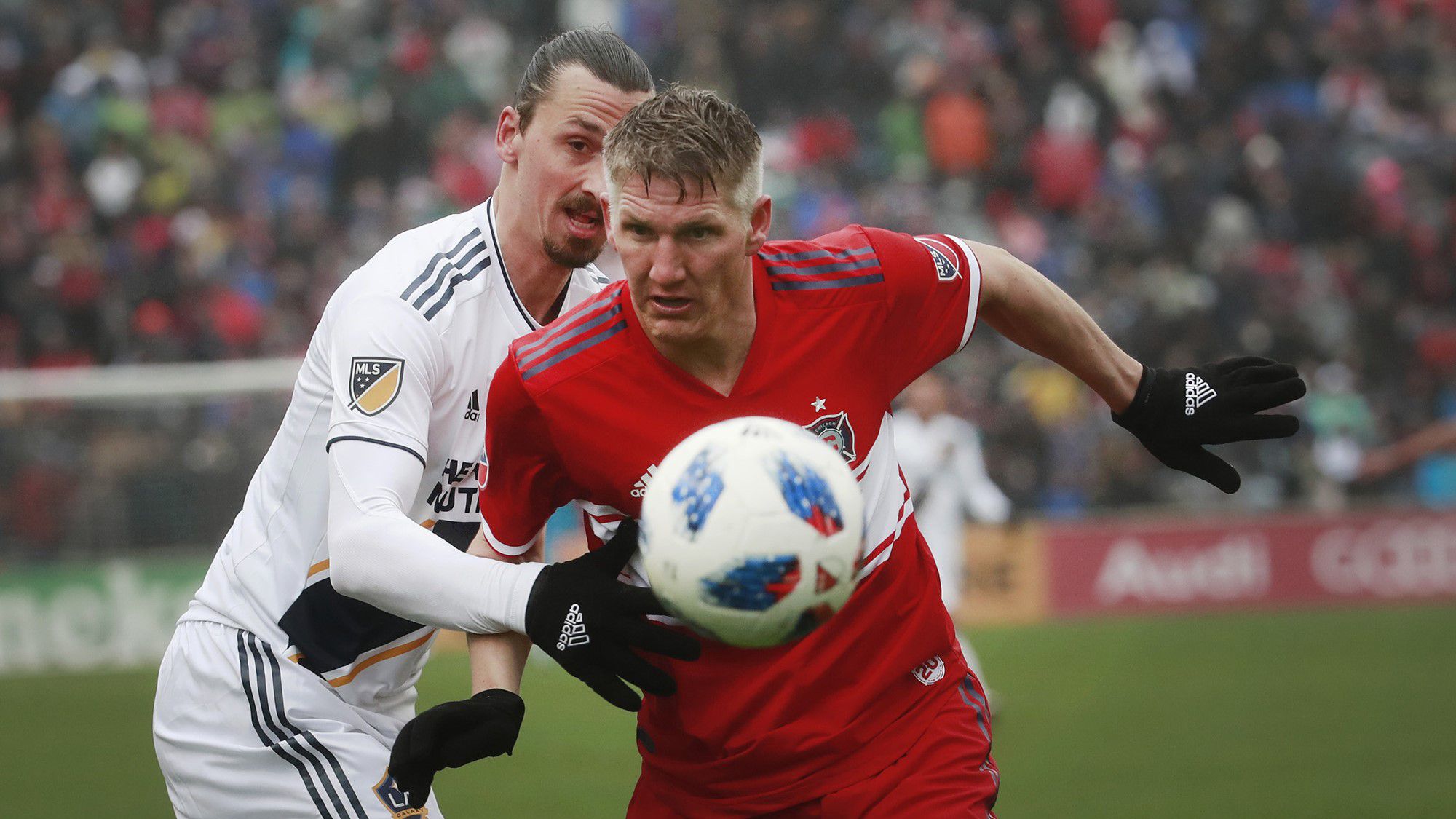 Zlatan Ibrahimovic (fehérben) és Bastian Schweinsteiger nemcsak Európában, hanem az MLS-ben is csatáztak egymással