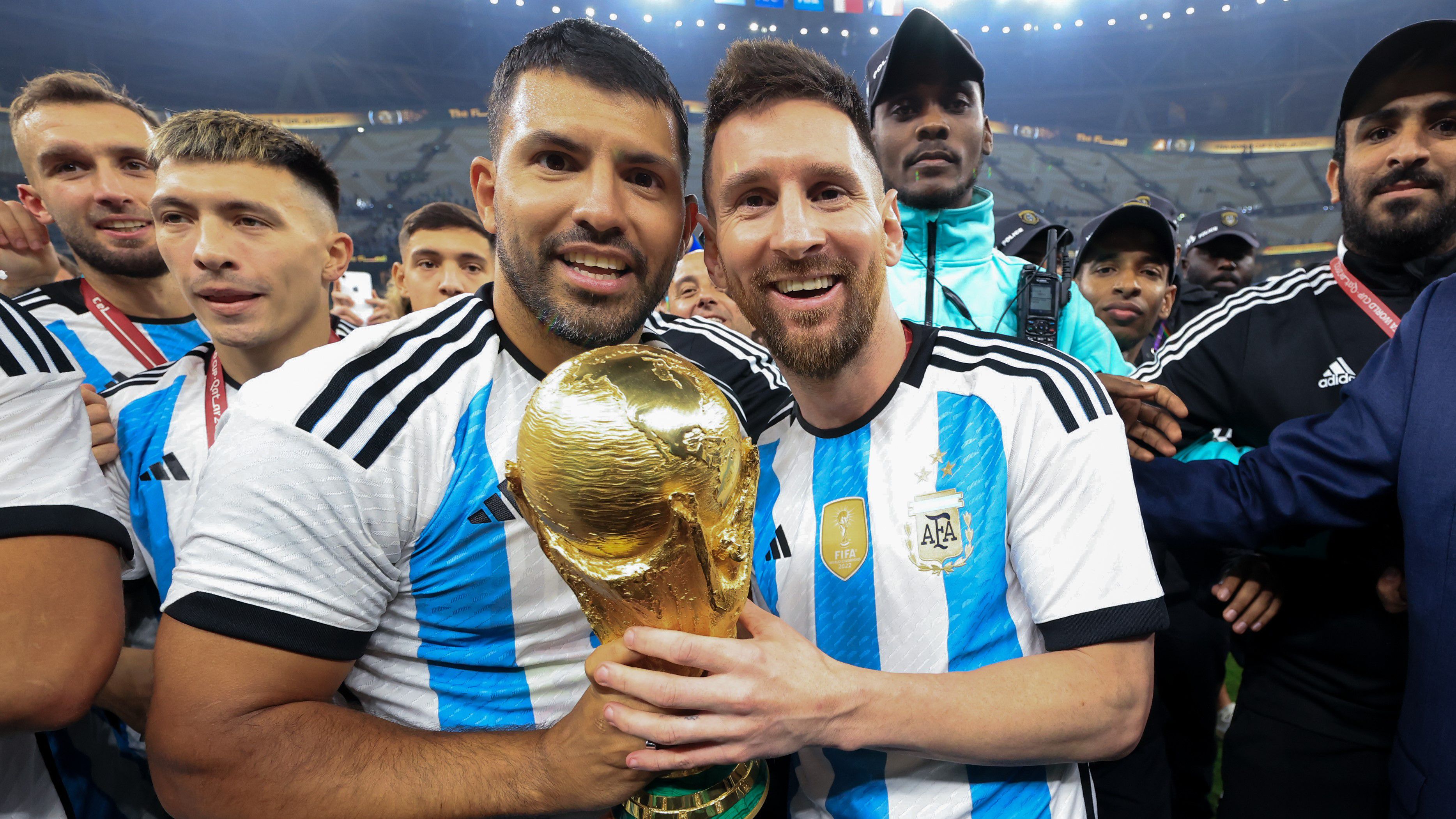 Sergio Agüero (balra) és Lionel Messi a világbajnoki trófeával