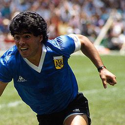 Maradona lányai pert indítottak, elhalasztották az árverést