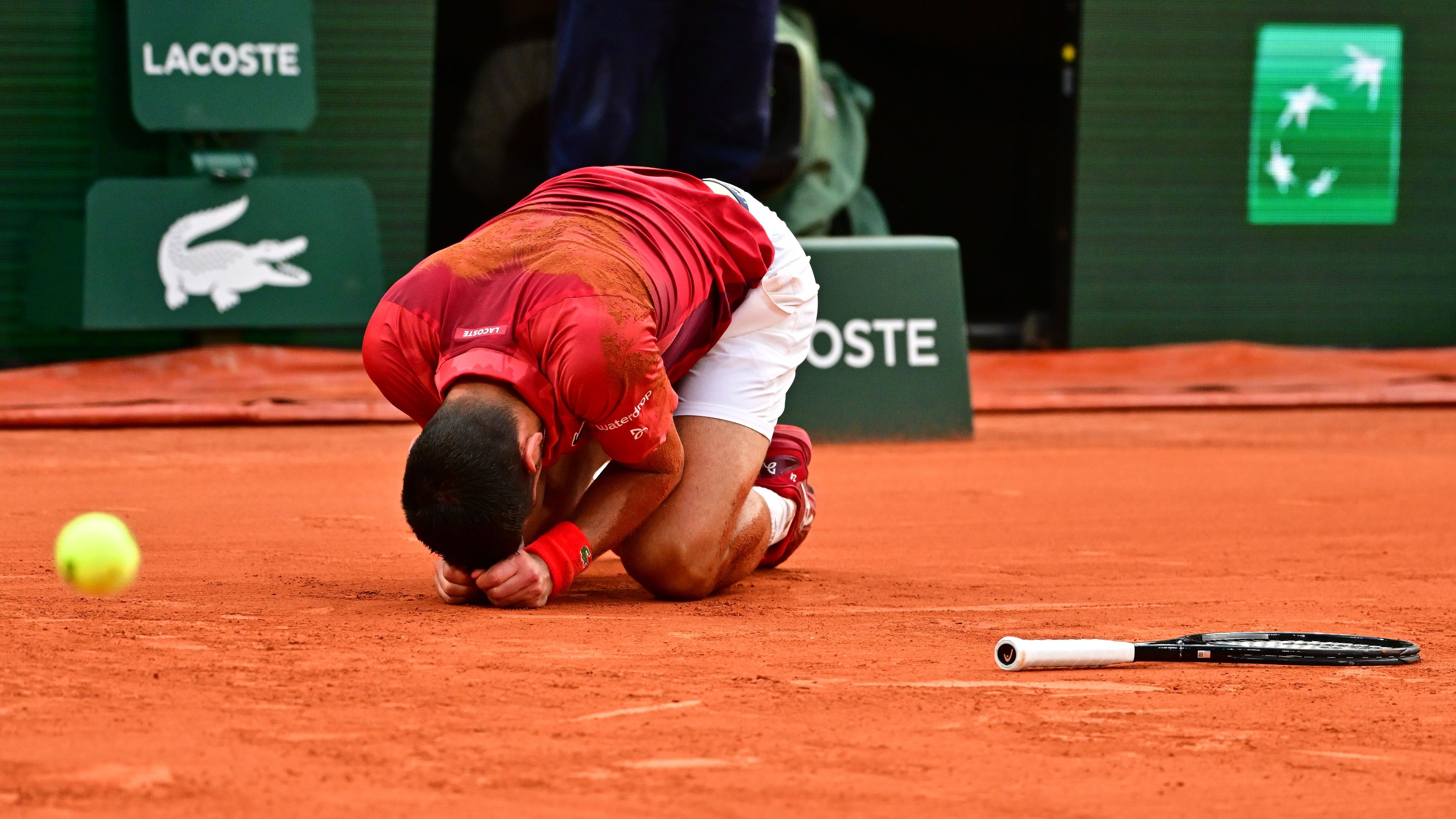 A szerb teniszező térdsérülés miatt visszalépett a Roland Garros negyeddöntője előtt. (Fotó: Getty Images)