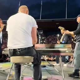 Videó: Federer az angol sztárbandával zenélt zürichi koncertjükön