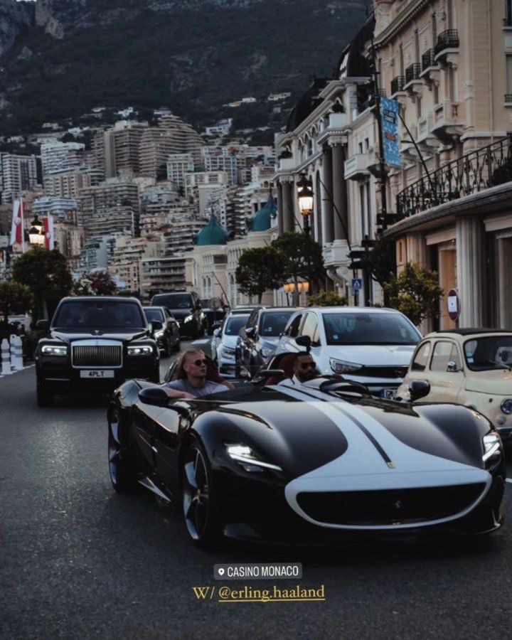 A híres Monte Carlo-i kaszinó előtt (Fotó: TikTok)