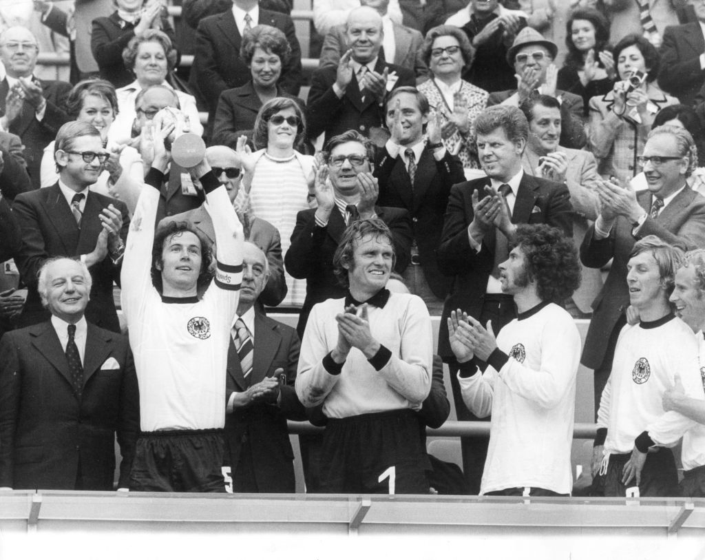 Ferenc császár pályafutásának legnagyobb pillanata:  az1974-es vb-döntő után magasba emeli a kupát (Fotó: Getty Images)