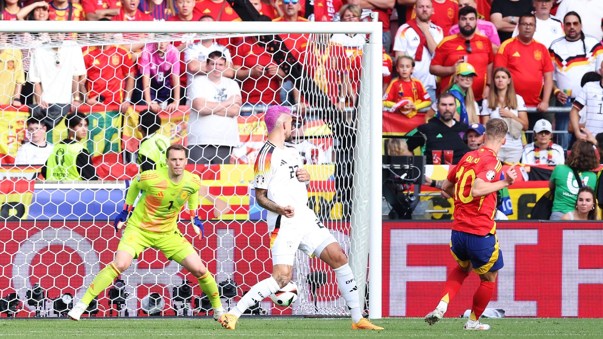 Manuel Neuer hiába figyel a kapuban, esélye sem volt elérni a labdát, amelyet Dani Olmo rúgott a hálóba. (Fotó: Getty Images)