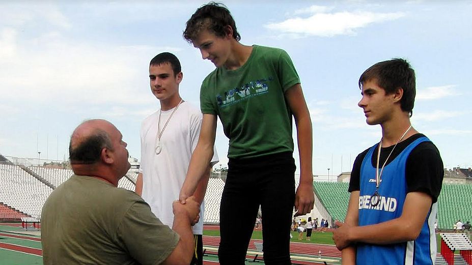 Halász Bencének 2010-ben édesapja gratulál az első korosztályos versenye megnyeréséhez (fotó: Lengyák György)