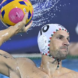 Videón Varga Dénes bámulatos gólja, amit saját térfeléről szerzett a címvédő ellen