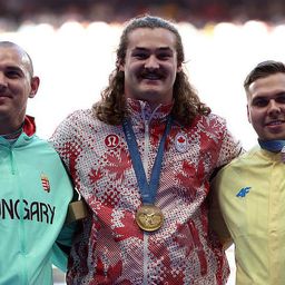 Videón, ahogy Halász Bence átveszi az olimpiai ezüstérmét