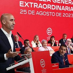 A botrányba keveredett elnök lemondását követeli a szövetség, a női kapitány már távozott