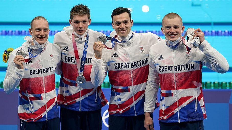 Luke Greenbank (balra) és Adam Peaty (jobbra) itt még együtt örült a tokiói olimpián a 4x100-as vegyesváltóban szerzett ezüstnek