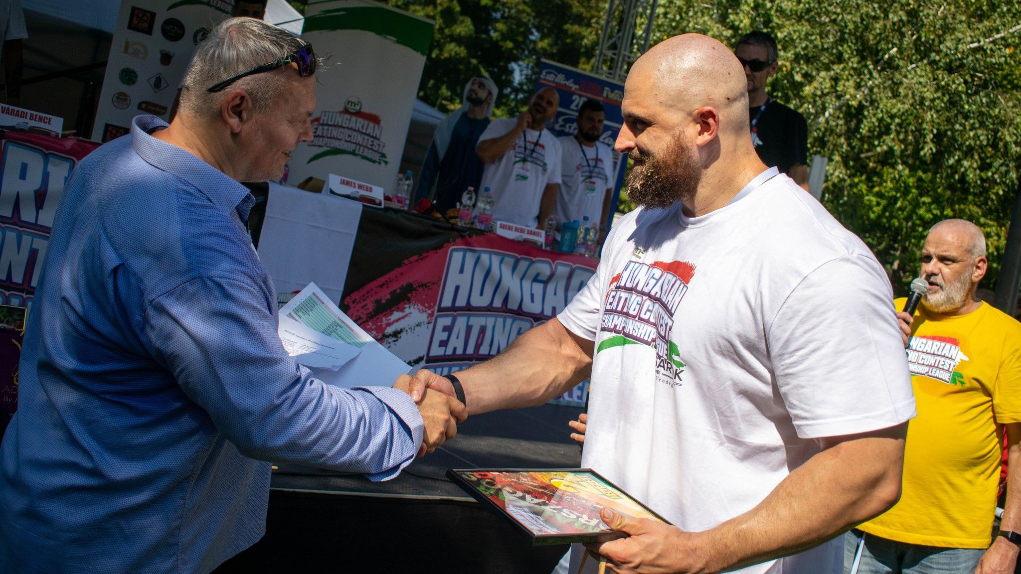 A tekintélyes mennyiség elfogyasztása után Fegyverneky Zsolt boldogan vehette át a második helyért járó plakettet. (Fotó: Magyar Evőversenyzők Országos Szövetsége/Facebook)