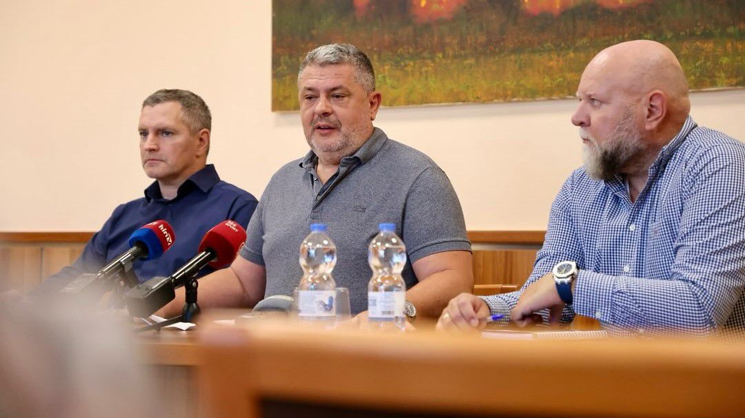 Kovacsics Imre (középen) rendkívüli sajtótájékoztatón jelentette be a női és a férfiválogatott szövetségi kapitányának menesztését (Fotó: Facebook/Magyar Asztalitenisz Szövetség)