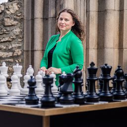 „Nem kérheted a futót, hogy ugorjon huszárként”