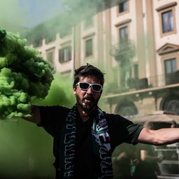Galéria: füstfelhő, hangorkán – Firenze főterén hangoltak a Fradi szurkolói