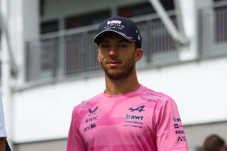 Pierre Gasly a boxutcából rajtol