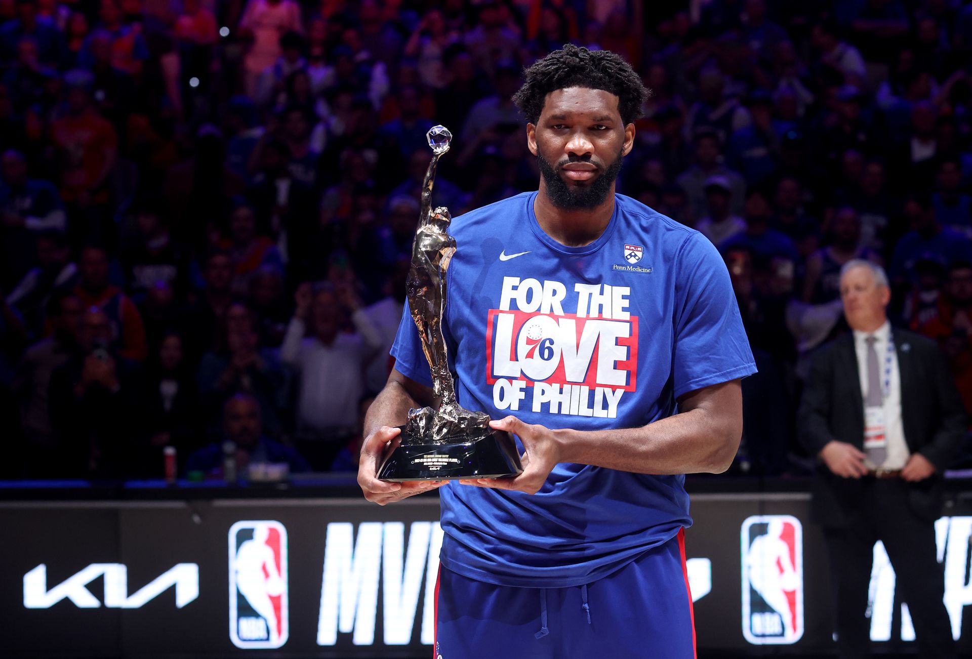 Joel Embiid az MVP-trófeával. Fotó: Getty Images.