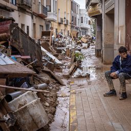 Kétségbeesetten mentette az áradás elől hatalmas mezgyűjteményét a Valencia-drukker – fotókkal