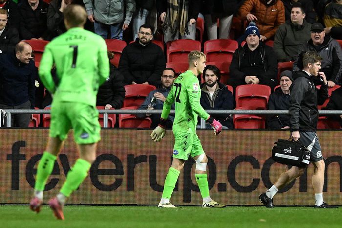 Tóth Balázs elhagyja a pályát (Fotó: www.rovers.co.uk)