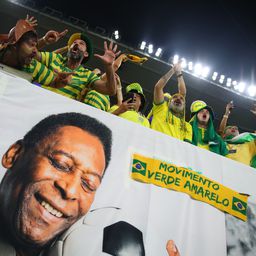 Így szurkolnak Pelének a brazil drukkerek a Dél-Korea elleni mérkőzésen.