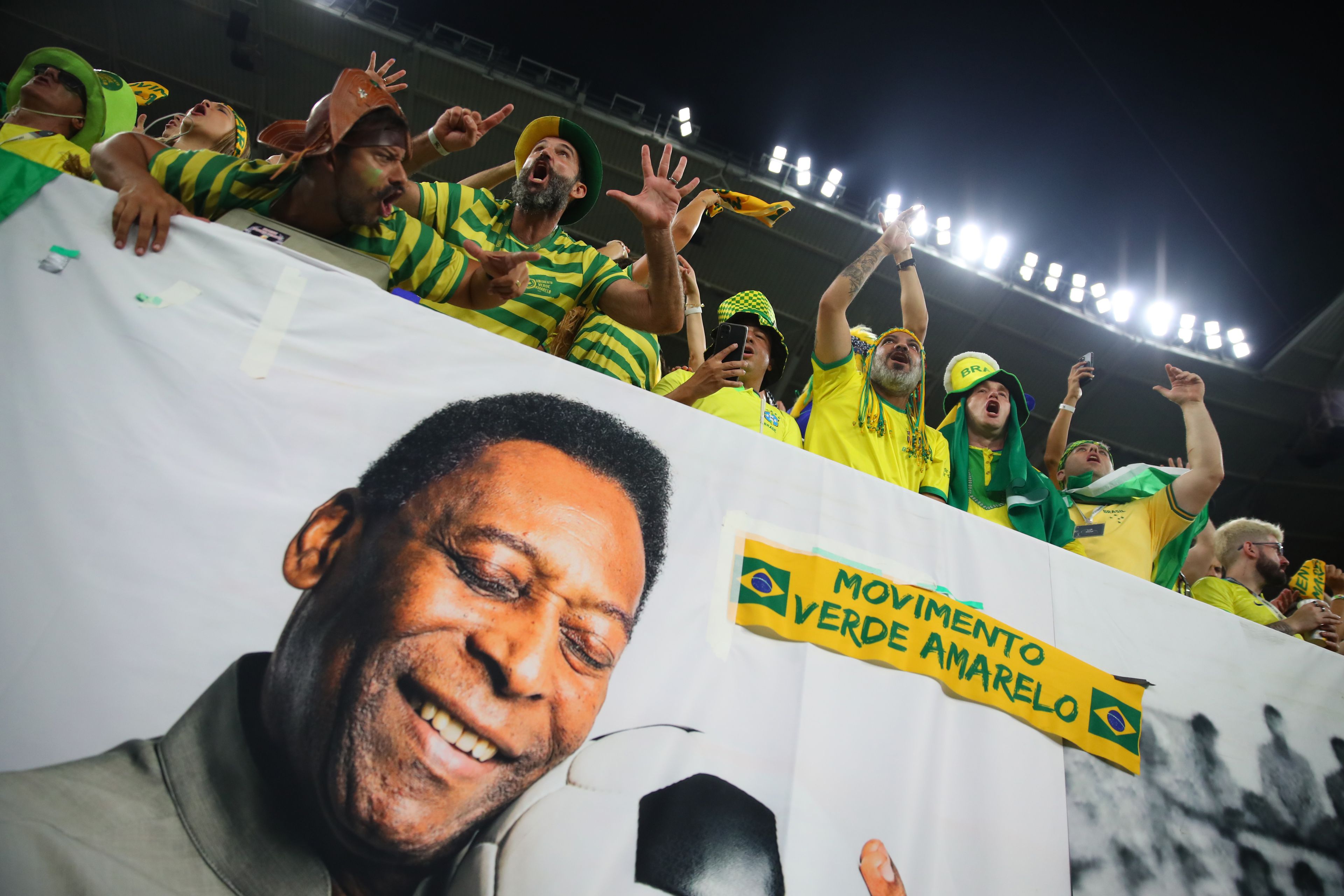 Így szurkolnak Pelének a brazil drukkerek a Dél-Korea elleni mérkőzésen.