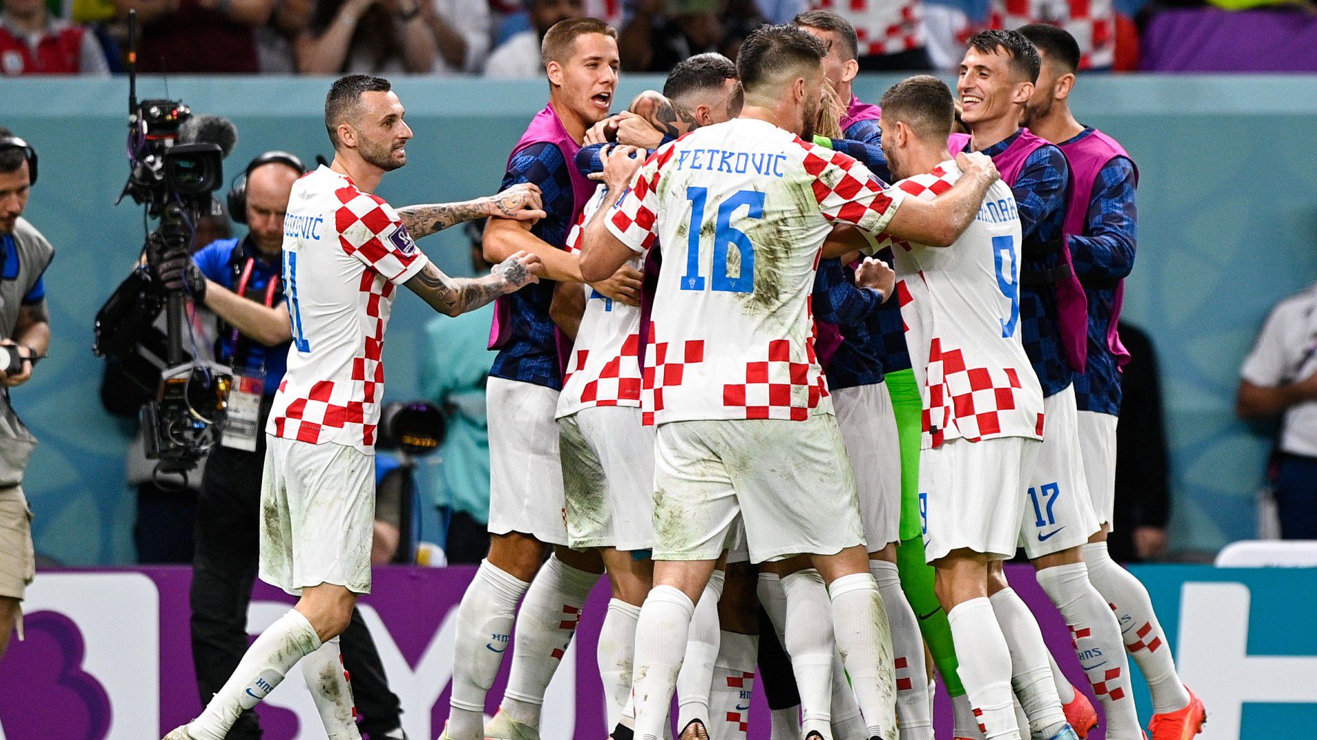 Futballdráma! Livakovic volt a hős, Horvátország tizenegyesekkel jutott tovább a Japán elleni nyolcaddöntőben