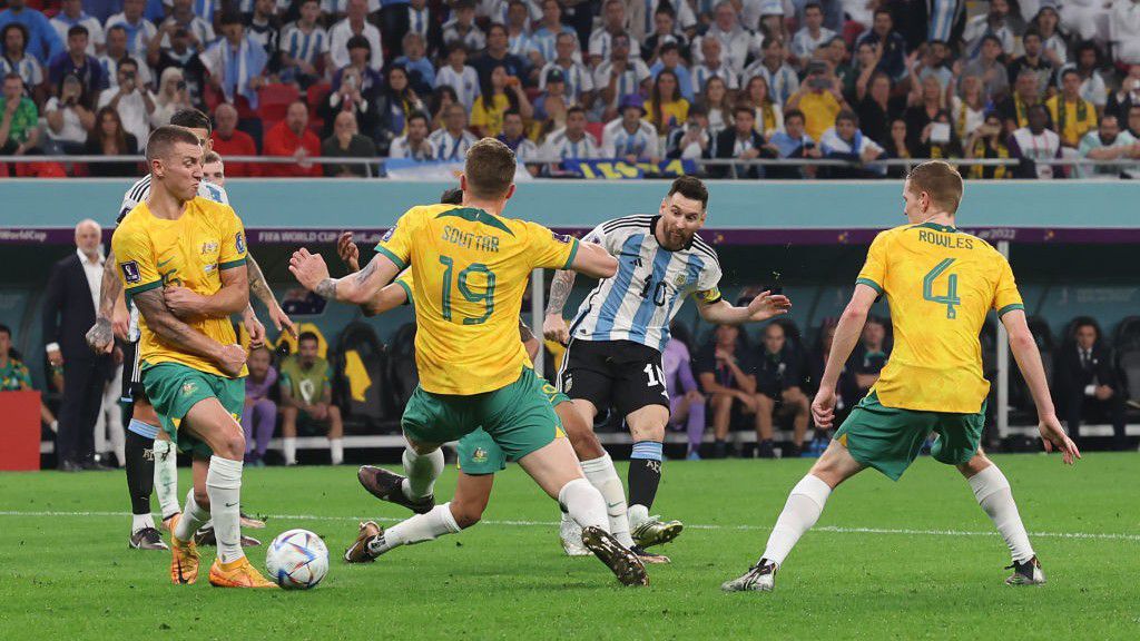 Négy ausztrál védő is kevés volt, hogy megakadályozza Messi gólszerzését (Fotó: GettyImages)