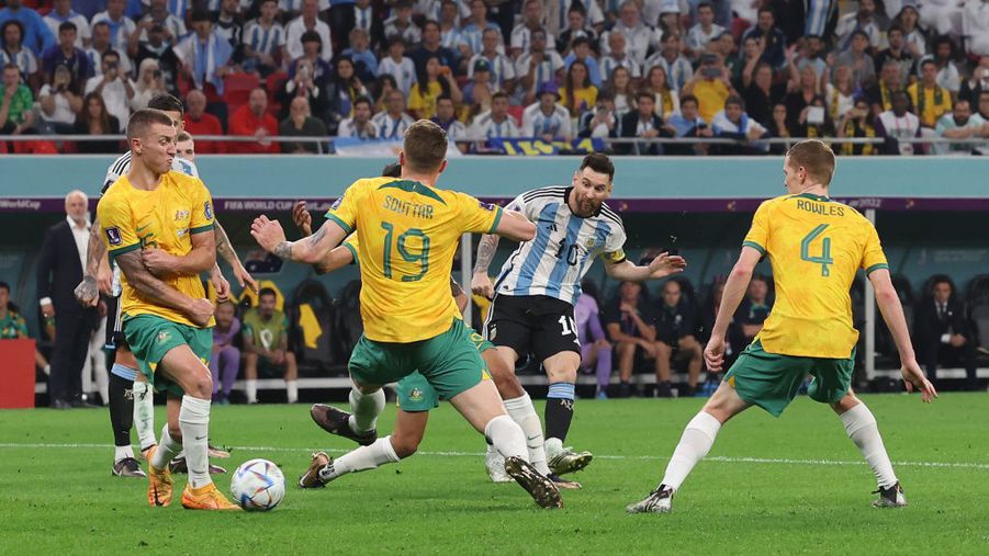 Négy ausztrál védő is kevés volt, hogy megakadályozza Messi gólszerzését (Fotó: GettyImages)
