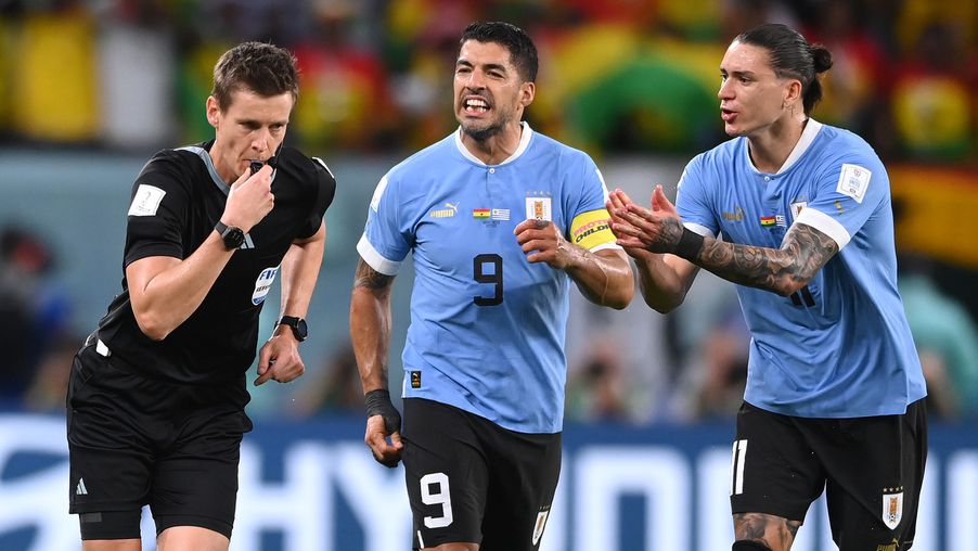 Daniel Siebertet (balra) aligha hívják majd bíráskodni uruguayi bajnoki meccsekre… (Fotó: Getty Images)