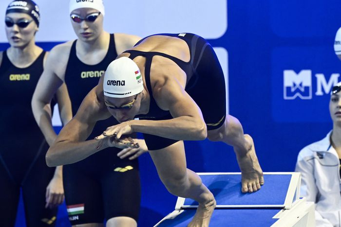 Senánszky Petra rajtol a női 4x50 méteres gyorsváltó döntőjében