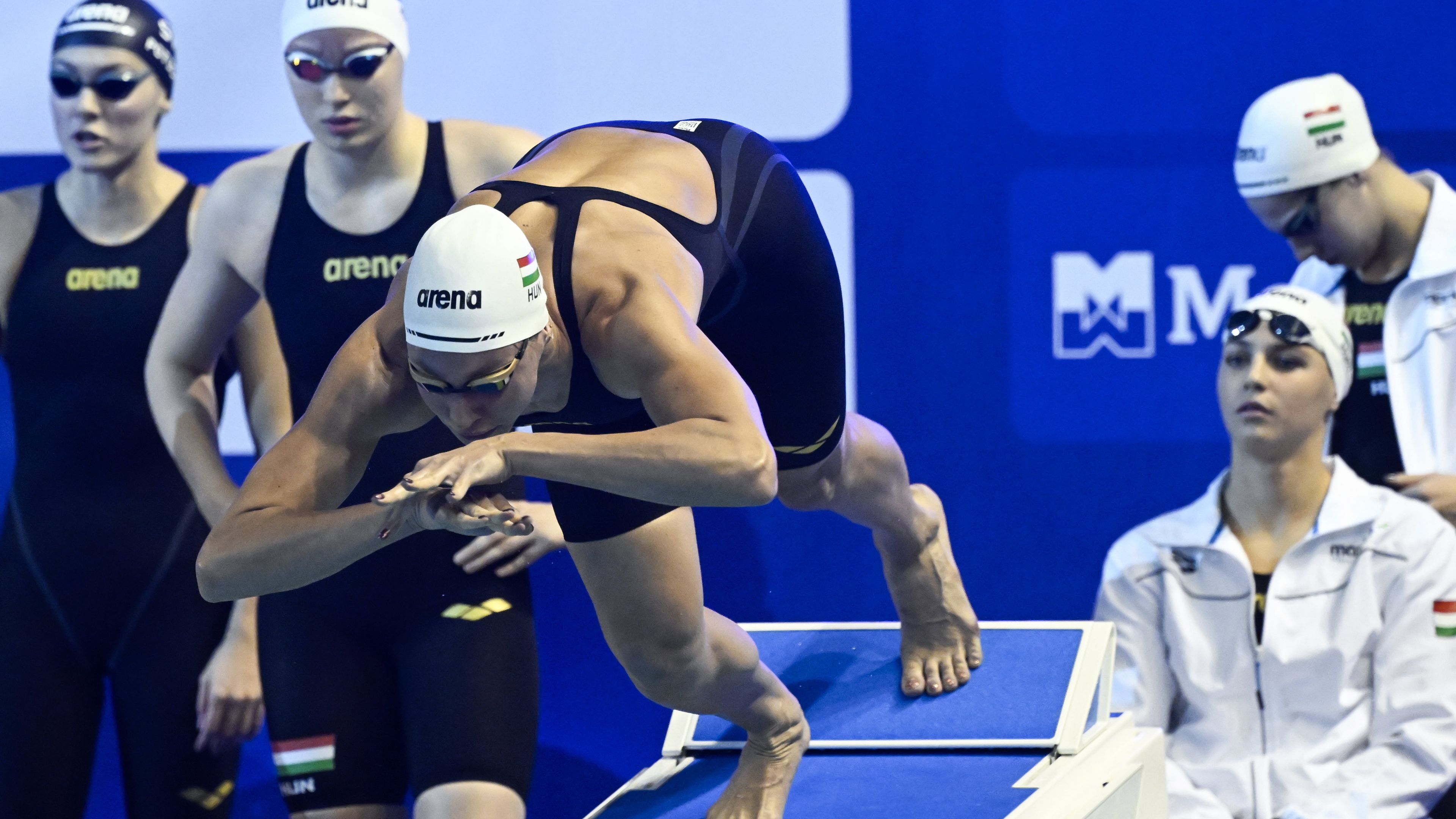 Senánszky Petra rajtol a női 4x50 méteres gyorsváltó döntőjében (Fotó: MTI/Kovács Tamás)