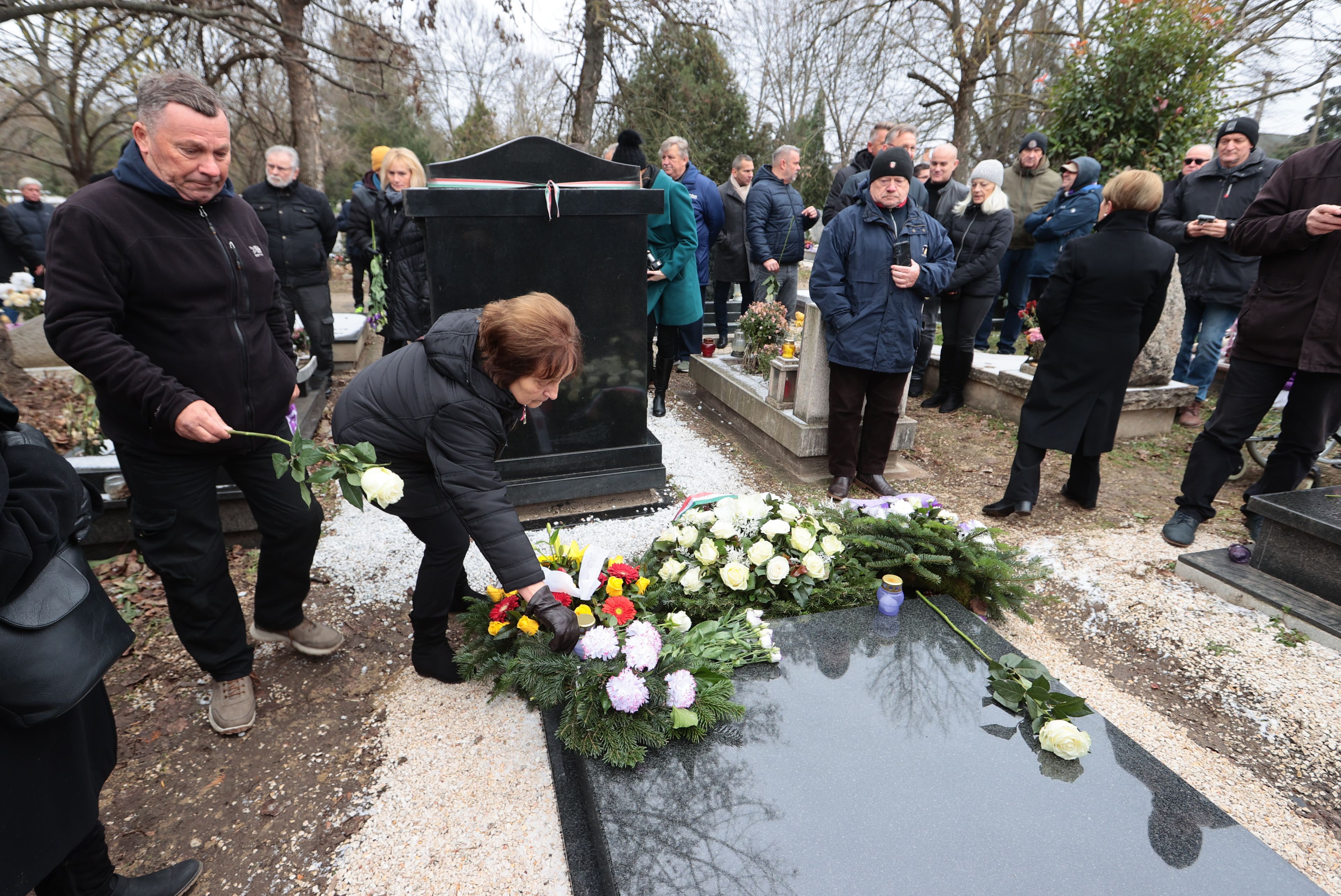Galéria: ilyen lett Törőcsik András síremléke – sztárok emlékeztek az egykori csatárra