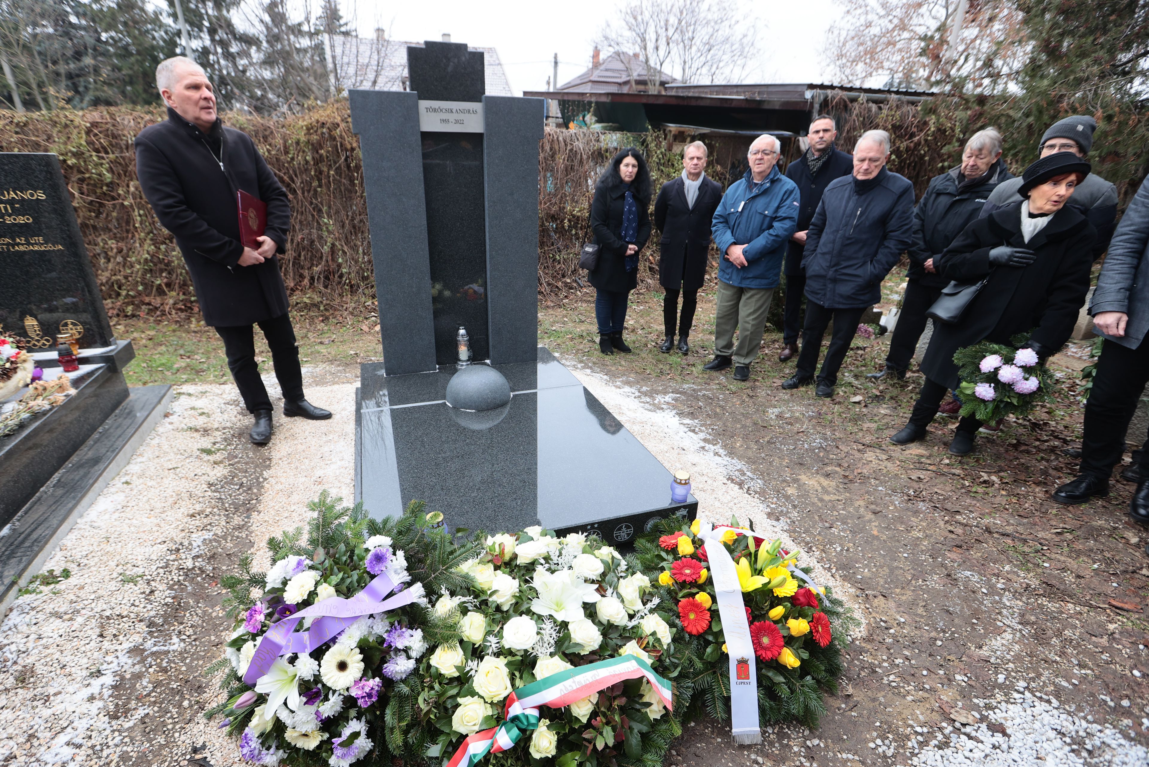 A csípős hideg ellenére sokan elmentek Törőcsik András sírkövének avatójára a Megyeri úti temetőbe / Fotók: Czerkl Gábor