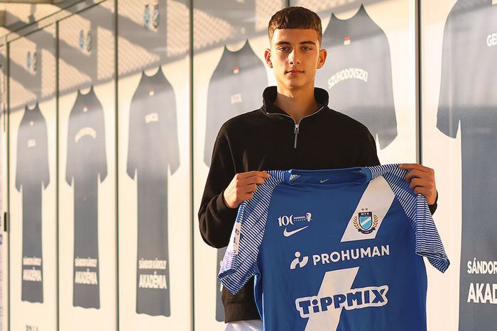 Vasziljevics Andrej 14 és fél évesen írta alá első profi szerződését (Fotó: mtkbudapest.hu)