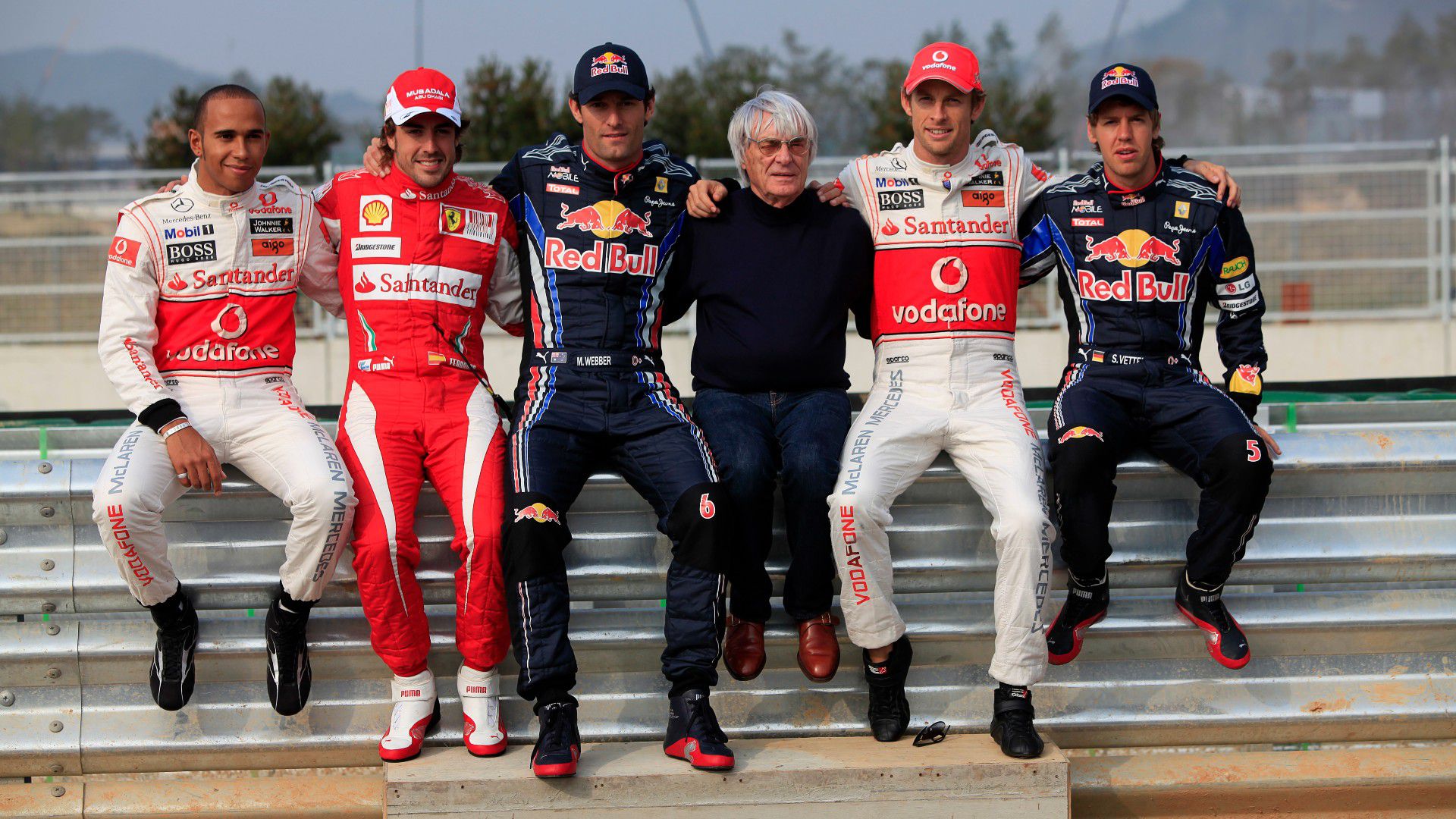 Bernie a sztárja körében (balról): Lewis Hamilton, Fernando Alonso, Mark Webber, Jenson Button és Sebastian Vettel (Fotó: Lucky Images)